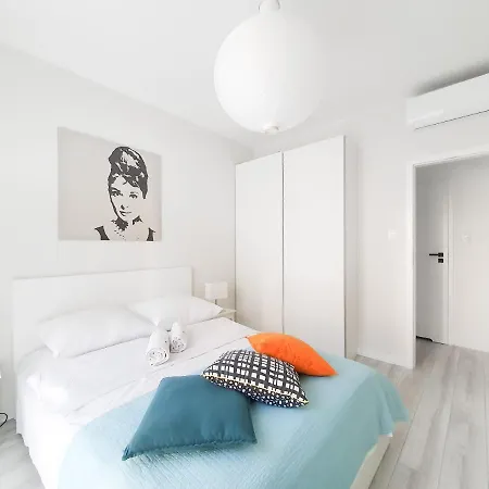 Capital - Towarowa Apartmán