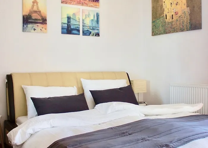 Capital - Towarowa بوزنان