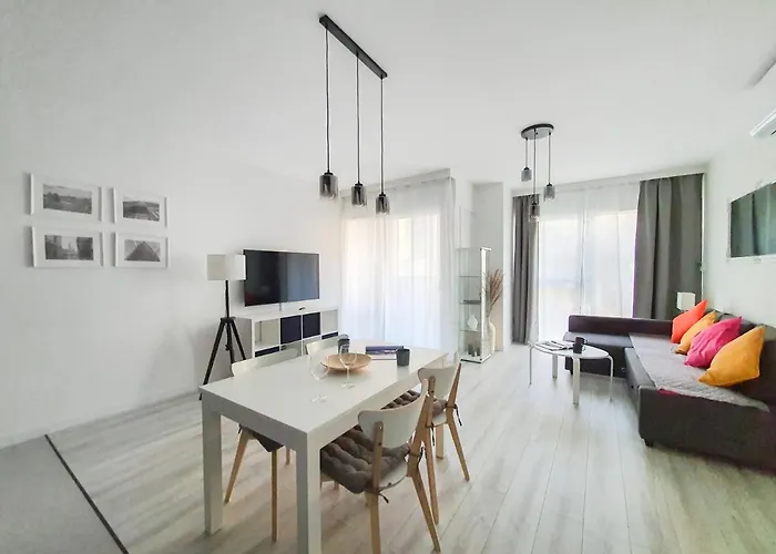 Capital - Towarowa بوزنان