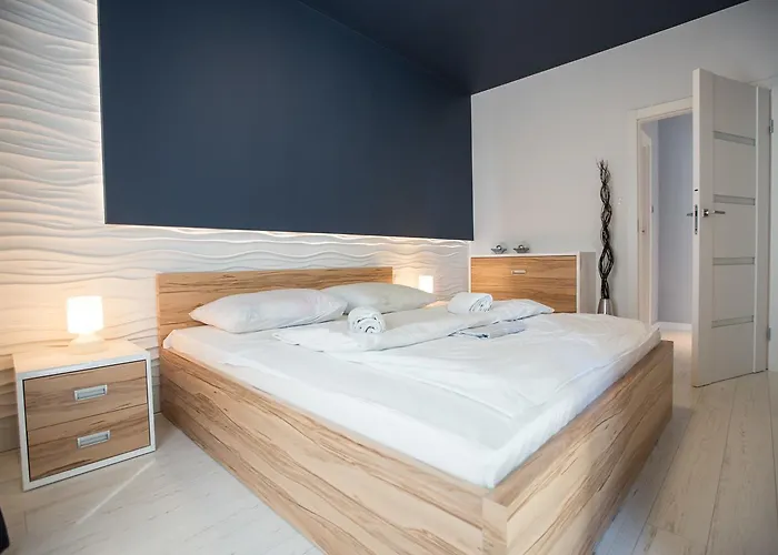 Capital - Towarowa بوزنان